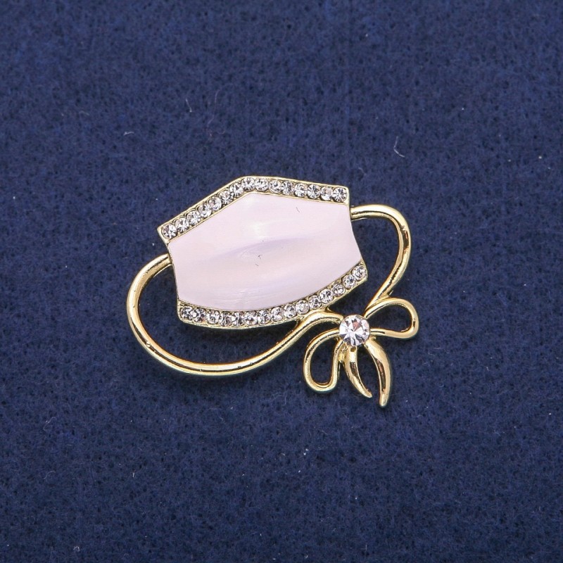 Broșă-colier «Mască», email alb și strasuri, metal auriu 37×41 mm
