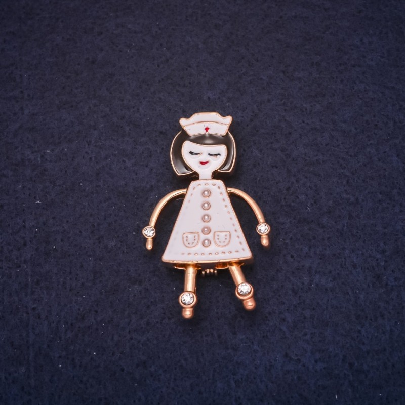 Broșă «Asistentă medicală» email alb, metal auriu, 42x26 mm