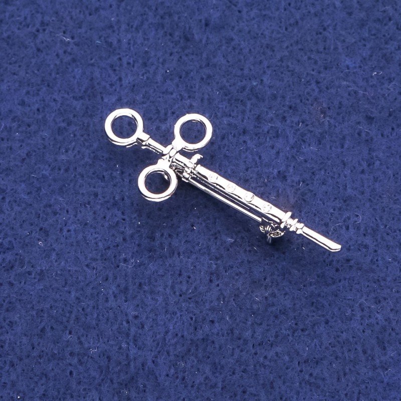 Broșă în formă de seringă cu strasuri, metal argintiu, 17×45 mm