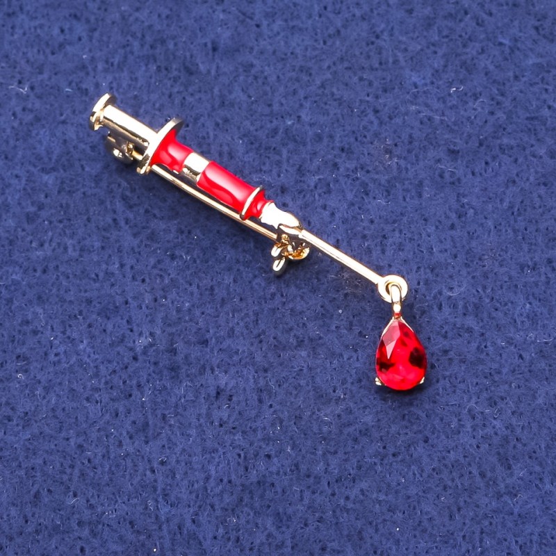 Broșă în formă de seringă, cristal roșu, metal auriu, 10×45 mm