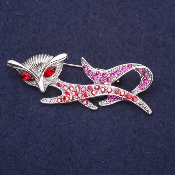 Broșă Vulpița cu cristale roșii, 53×20 mm, metal argintiu