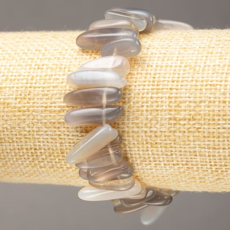 Brățară pe elastic din piatră naturală – agat fumuriu, fragmente în formă de ace, diametrul 13–22×3–6 mm, lungime 18 cm +