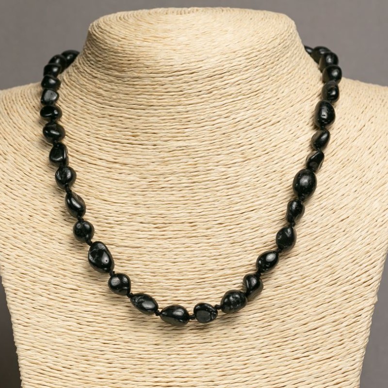 Colier din piatră naturală, agată neagră, tăiată în fațete, diametru 7–10×9–13 mm, lungime 47–49 cm