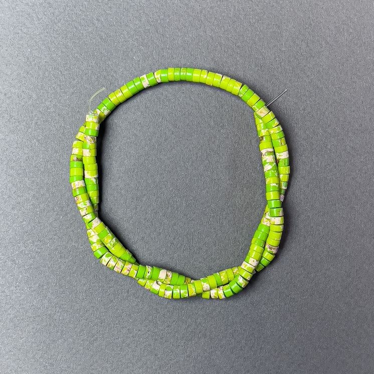 Mărgele de varizit verde salată (presat), rondel, diametrul 4,5×2,5 mm, lungime 39 cm, pe fir