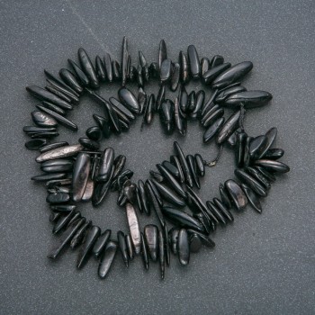 Șnur din piatră naturală – obsidian, fragmente „ace”, diametrul 10–20×3–5 mm, lungime 40 cm, pe șnur