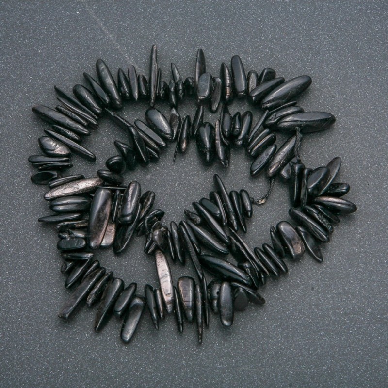 Șnur din piatră naturală – obsidian, fragmente „ace”, diametrul 10–20×3–5 mm, lungime 40 cm, pe șnur