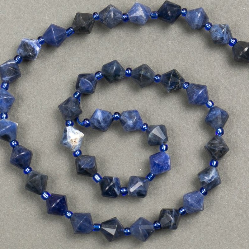 Mărgele pe șnur din piatră naturală sodalit, tăiate în formă de romb, diametru 8,5×8,5 mm, lungime 38 cm, +/- inserții cu mărgele de 3×3 mm