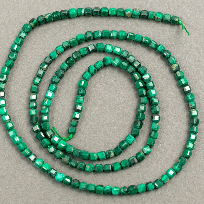 Mărgele de malahit pe șnur, cubice, diametrul 2x2 mm, lungime 40 cm