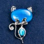 Broșă pisicuță cu ochi de pisică, culoare albastră, cu strasuri albe, 45×28 mm, metal argintiu