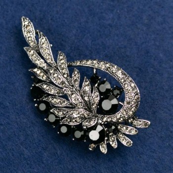 Broșă „Frunzulițe” cu strasuri albe și negre, metal argintiu 72×37 mm