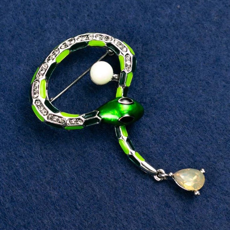Broșă „Șarpe” verde email cu cristal, mărgele și strasuri albe, metal de culoare argintie 35x64mm