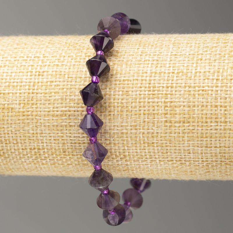 Brățară pe elastic, piatră ametist tăiată în formă biconică, diametrul 8x8 mm, lungime 18 cm
