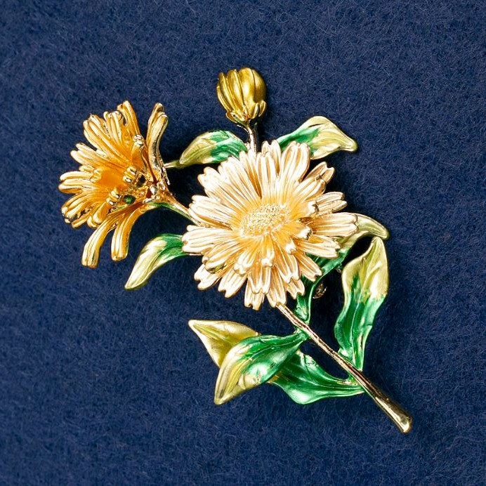 Broșă-pandantiv «Flori de margaretă» email, metal auriu 63×50mm