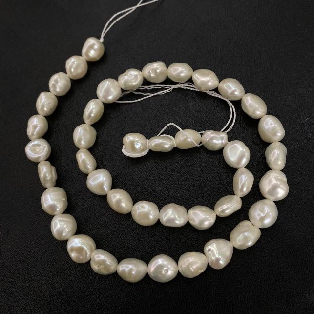 Șnur de perle de râu, diametrul 9×8 mm, lungime 40 cm ±, cu luciu de benzină