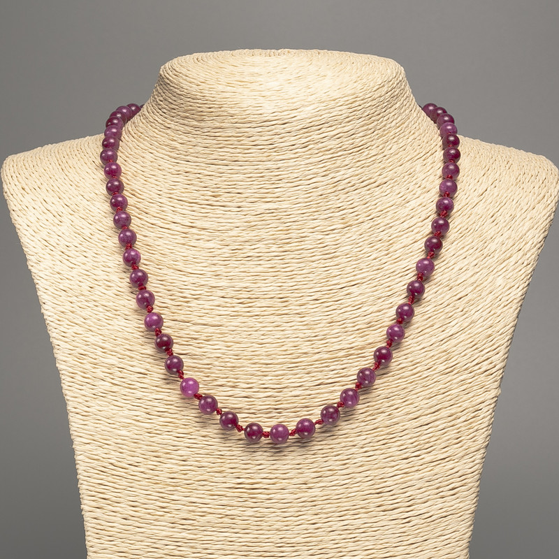 Colier bordo «Turmalin» cu bile netede, diametrul 6 mm, lungime 50 cm, din nefrit alb sintetic colorat