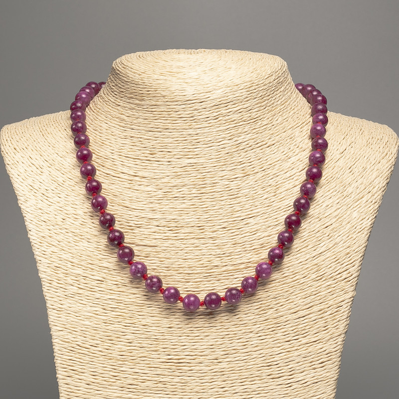 Colier burgundiu „Turmalin” cu bile netede, diametrul 8 mm, lungime 50 cm, din nefrit alb (vopsit sintetic)