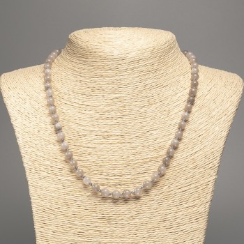 Colier «Labrador» bile lucioase, diametru de aproximativ 6 mm, lungime de aproximativ 50 cm, din nefrit alb sintetic vopsit