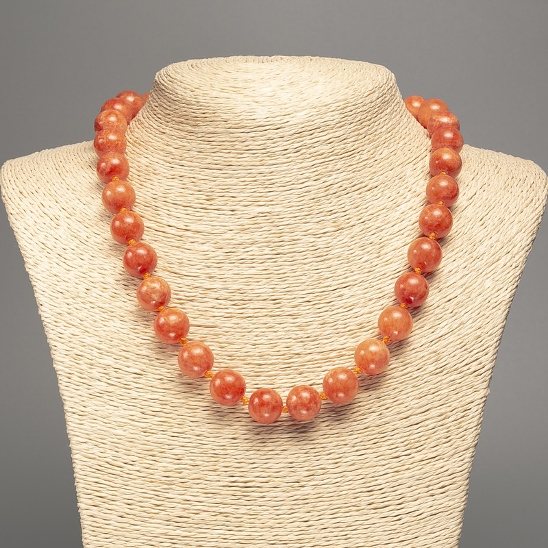 Colier «Coral portocaliu» cu bile netede, diametrul 12 mm, lungime 50 cm, din nefrit alb (colorat sintetic)