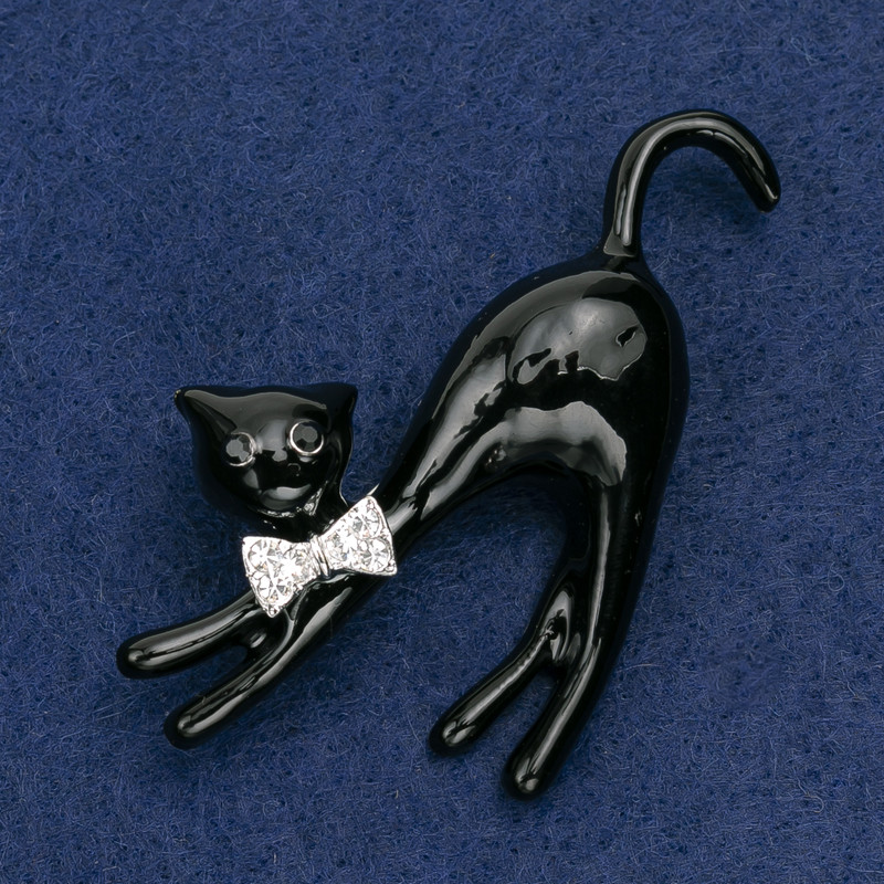 Broșă pisicuță acrilică, de culoare neagră, cu cristale albe, bază metalică argintie 66×41 mm