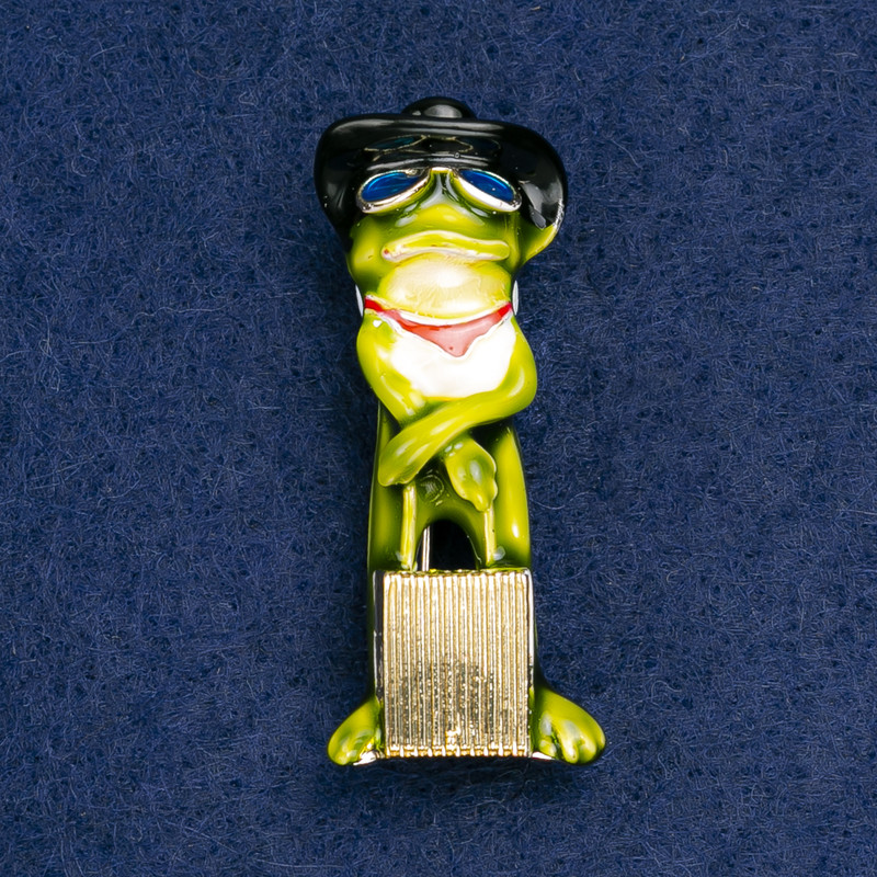 Broșă-pandantiv «Broasca cu valiză», email verde, metal auriu, 45×18 mm +