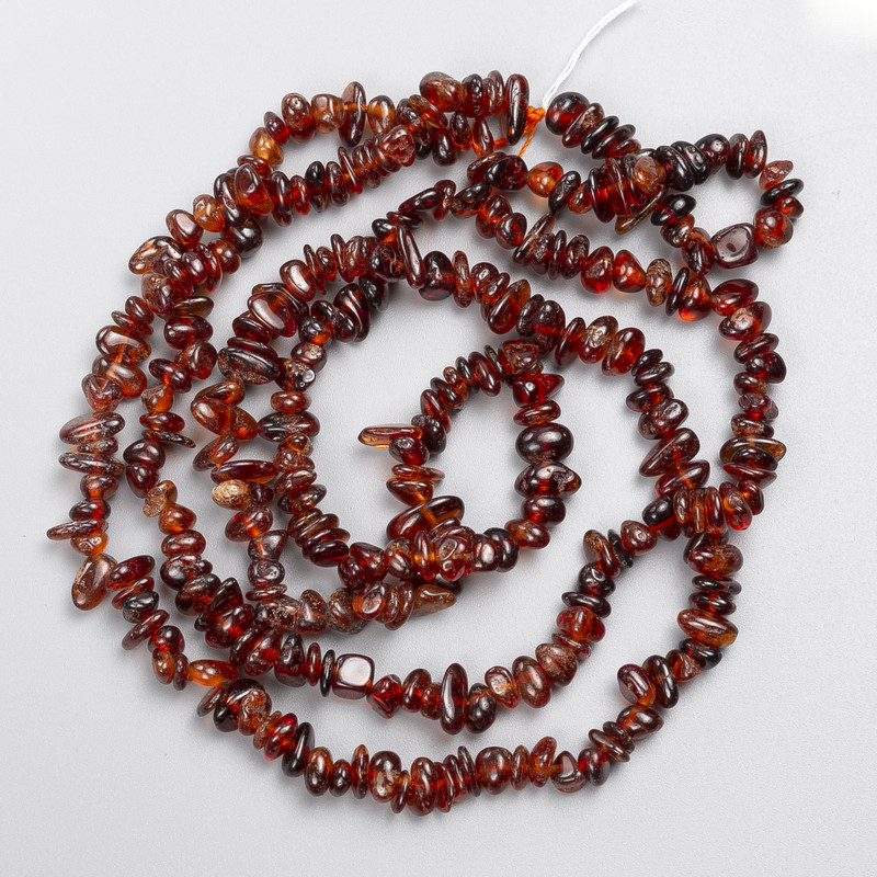Mărgele de gesonit granat natural, bucăți mărunți de piatră pe fir, diametrul 6×3 mm ±, lungime 84 cm ±
