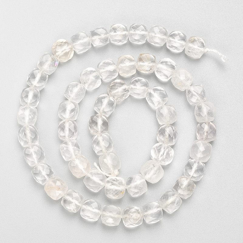 Mărgele din cuarț de munte, piatră naturală, cuburi tăiate, pe șnur, diametrul 7 mm +-, lungime 38 cm