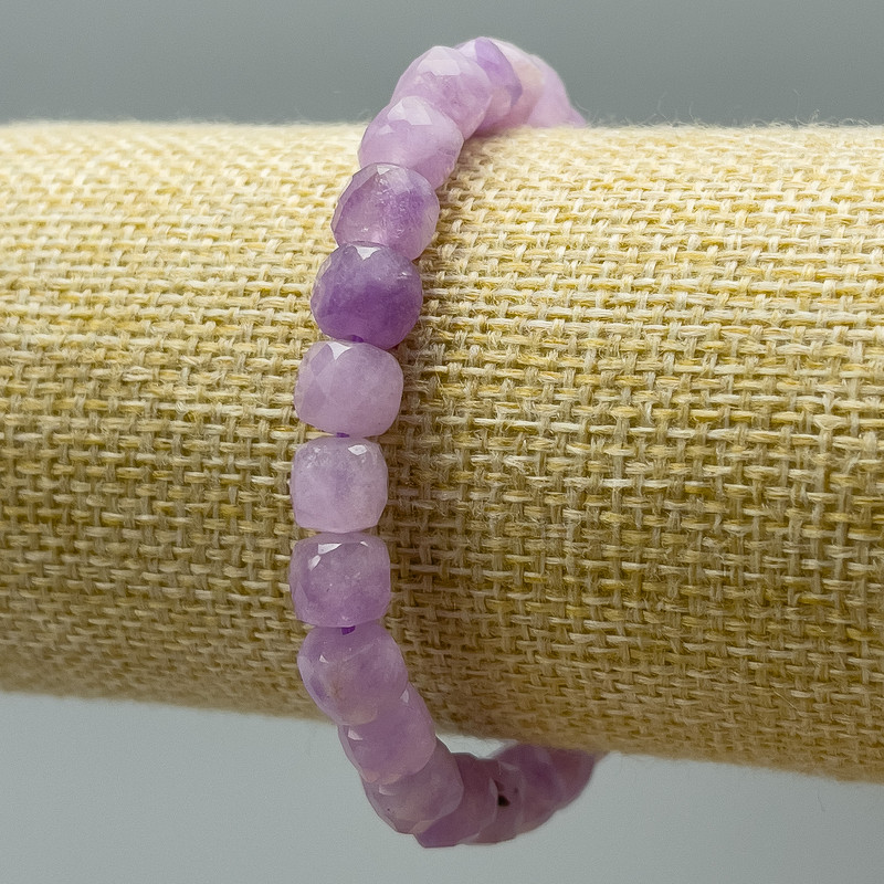Brățară cu kunzit, piatră naturală, cub facetat, diametru 6 mm, lungime 18 cm (elastic)