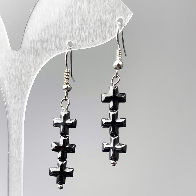 Cercei din hematit în formă de cruci, diametrul 8×26 mm, lungimea 45 mm