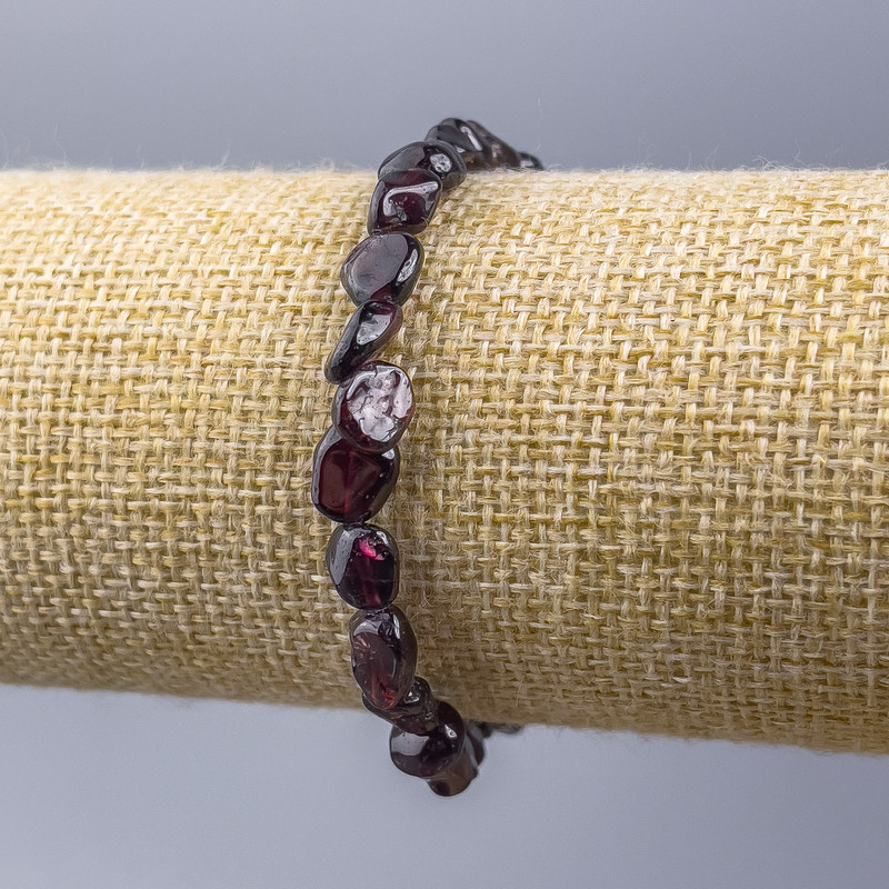 Brățară din granat natural, fațetată, diametrul 8x7 mm, lungime 18 cm (elastic)