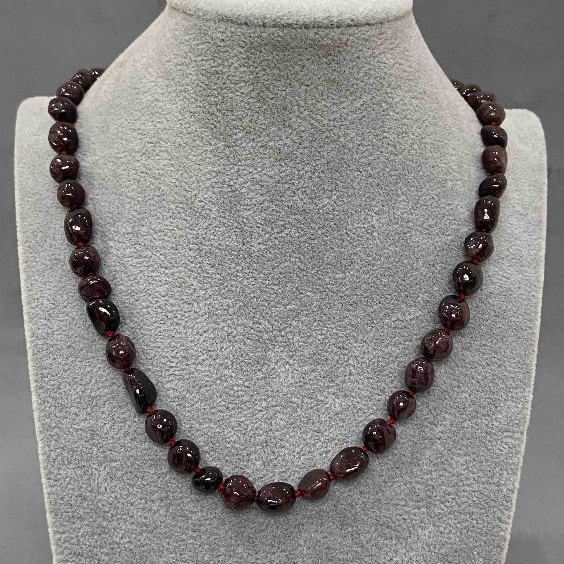 Colier din piatră naturală, granat facetat, diametrul mărgelelor aproximativ 9–12×8–8 mm, 5 mm +/-; lungime 50 cm +/- cu închizătoare