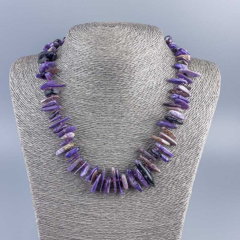 Colier din piatră naturală – fragmente de charoit în formă de ac, diametrul 15×3 mm +/- cu mărgele, diametrul 2 mm, lungime 50 cm +
