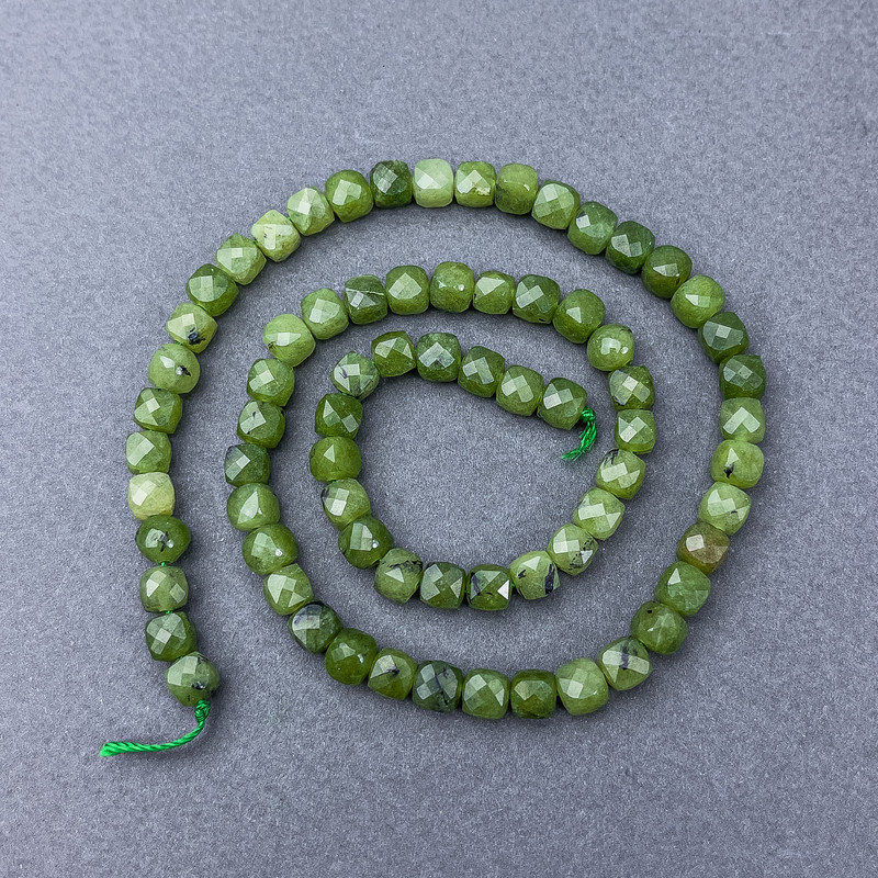 Mărgele din jadit canadian, cuburi tăiate, pe șnur, dimensiune 5×5 mm, lungime 38 cm