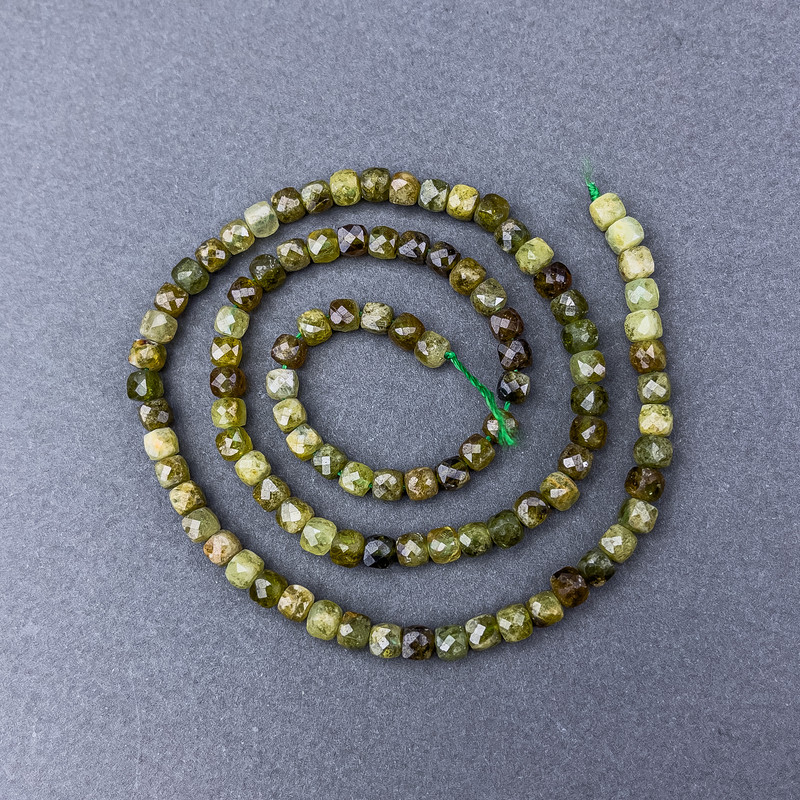 Mărgele din grosular (grenat verde), piatră naturală tăiată în formă de cub, pe șnur, diametrul 4×4 mm, lungime 40 cm.