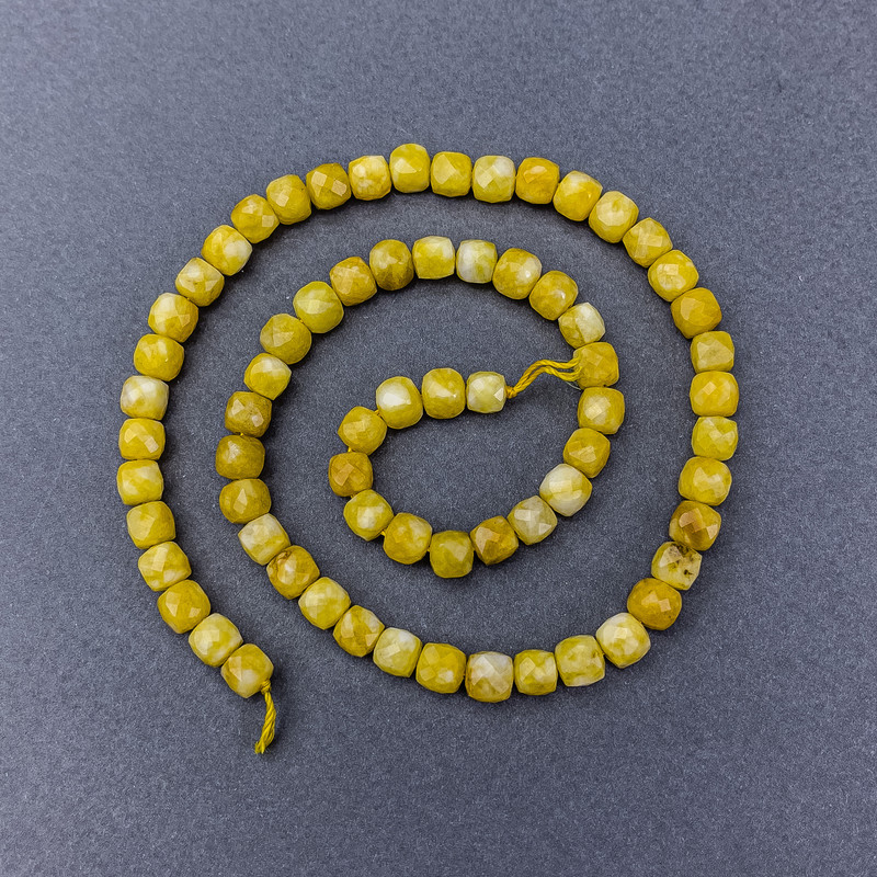 Mărgele de jad galben, piatră naturală, cuburi facetate, pe șnur, diametrul de 5 mm ±, lungime 37 cm ±