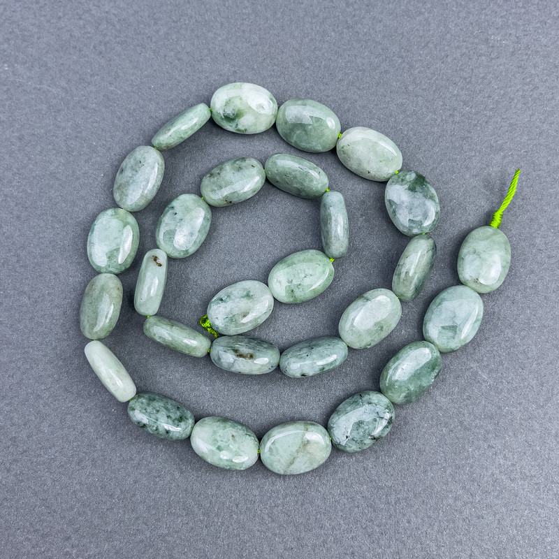 Mărgele de jadit din Myanmar, piatră naturală, formă ovală, dimensiuni 14×10 mm, grosime aproximativă 5 mm, pe șnur, lungime 39 cm+