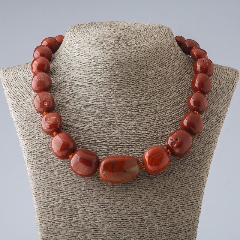 Reducere. Colier din jasper roșu, mărgele mari, rotunjite, diametrul 12–21 mm, lungime 49 cm
