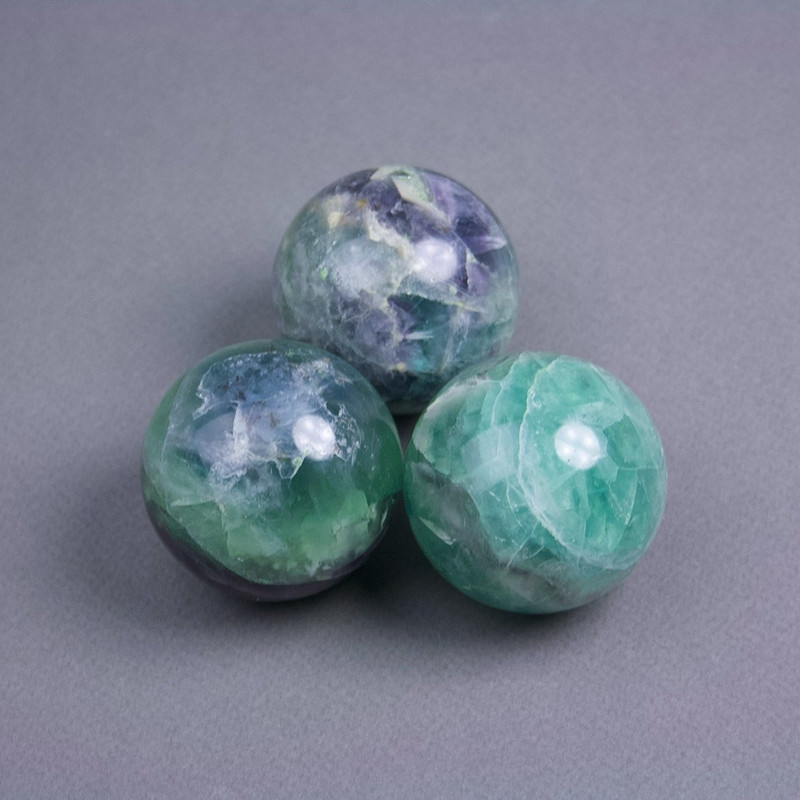 Bilă ornamentală din fluorit natural, diametrul de la 50 mm +/- (prețul pentru 100 g) greutate de la 200 g