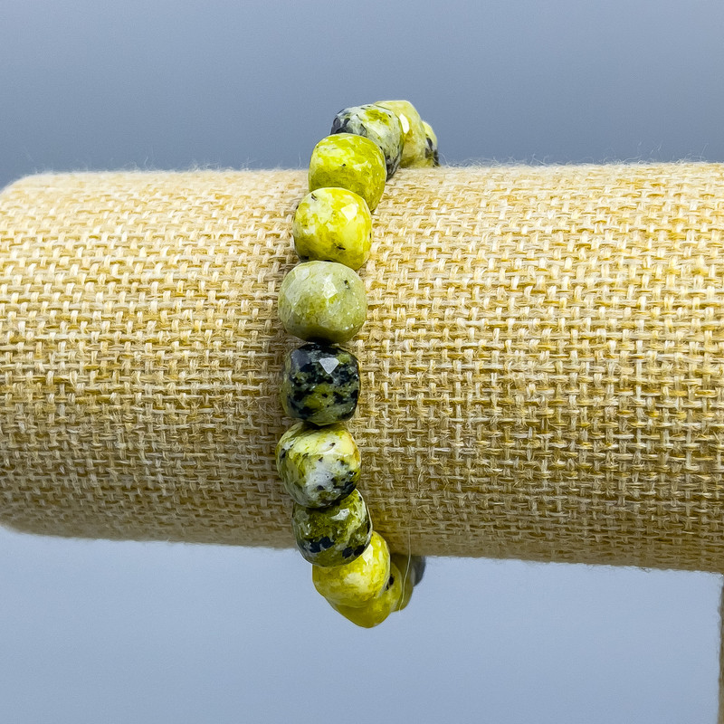 Brățară din jad galben, piatră naturală, cub cu fațete, dimensiune cub 9×9 mm, lungime 18 cm (elastic)