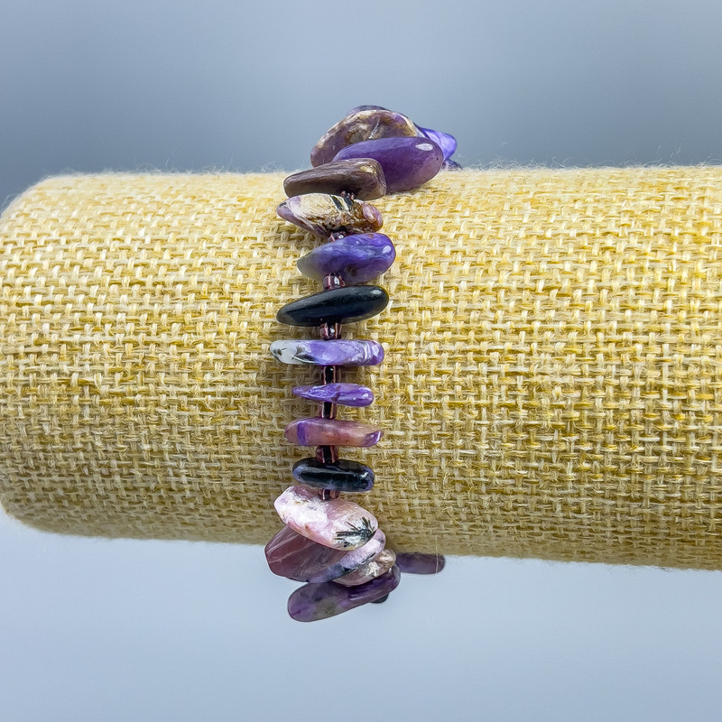 Brățară din charoit natural, fragment „Ac”, diametru 25×3–12×2 mm, cu mărgele, diametrul 2 mm, lungime 18 cm (elastic)