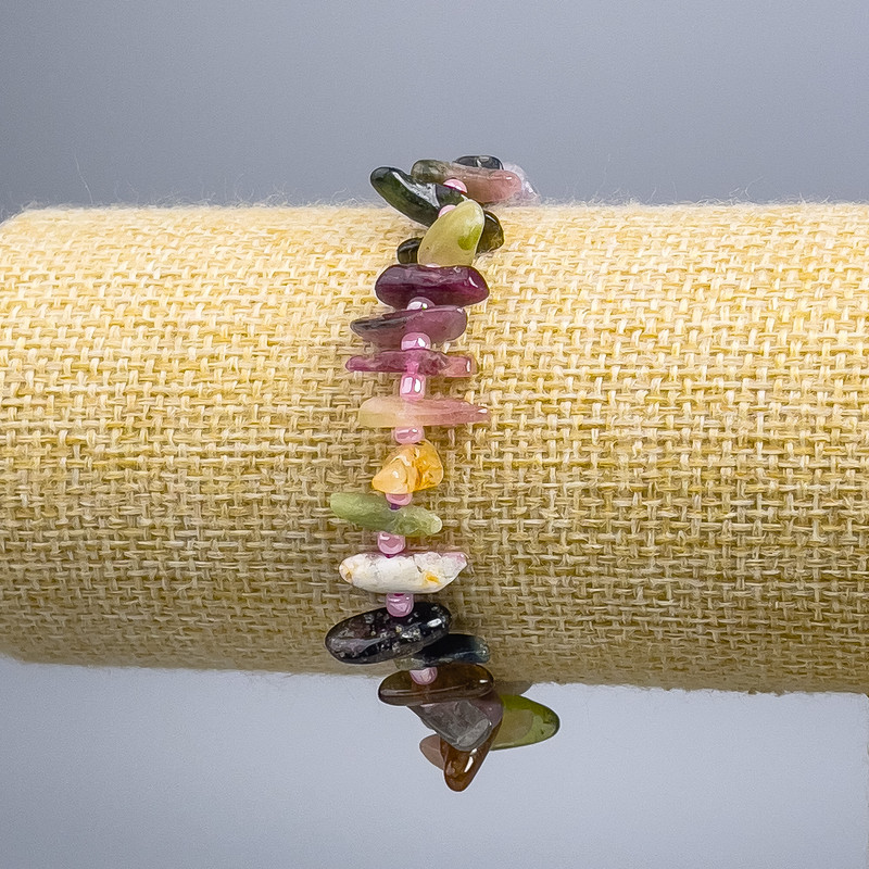 Brățară din turmalin – cioburi în formă de ac, diametrul 12×3 mm ±, cu mărgele, diametrul aproximativ 2 mm, lungime 18 cm (elastic)