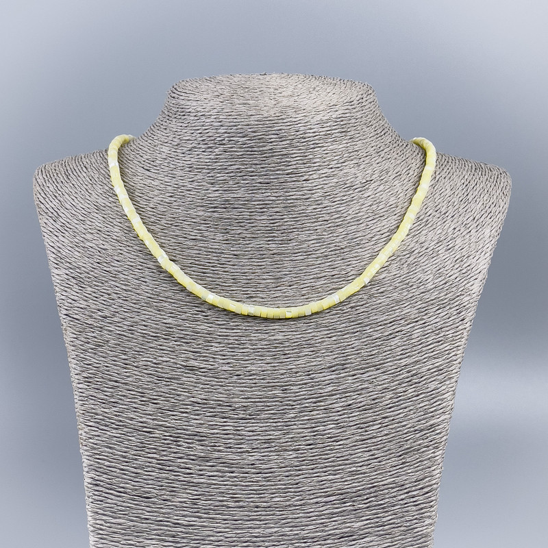 Colier-choker din sidef natural (nuanțat) galben lămâie deschis, ronddele netede, diametrul 4×2 mm ±, lungime 48 cm