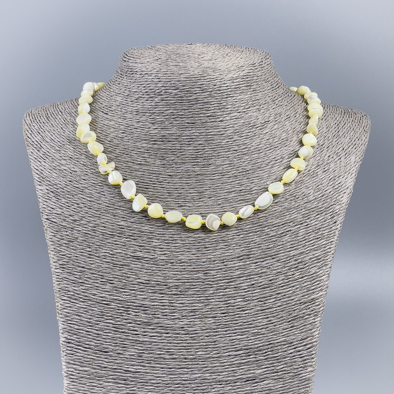 Colier din sidef natural, nuanțat în galben deschis, mărgele de 8 mm, lungime aproximativă 50 cm