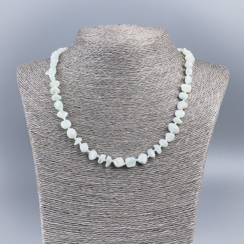 Colier din sidef natural alb, fragmente nuanțate, diametrul 8–10 mm, lungime 50 cm