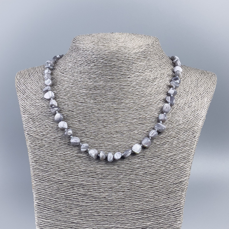 Colier din sidef natural tonat, culoare gri măcinat, diametrul aproximativ de 8 mm, lungime aproximativă 50 cm