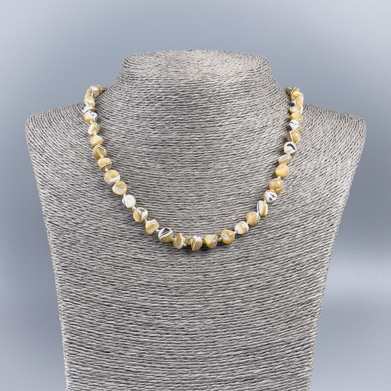 Colier din sidef natural în nuanța latte, cu mărgele rotunde, diametru 8 mm ±, lungime 48 cm ±