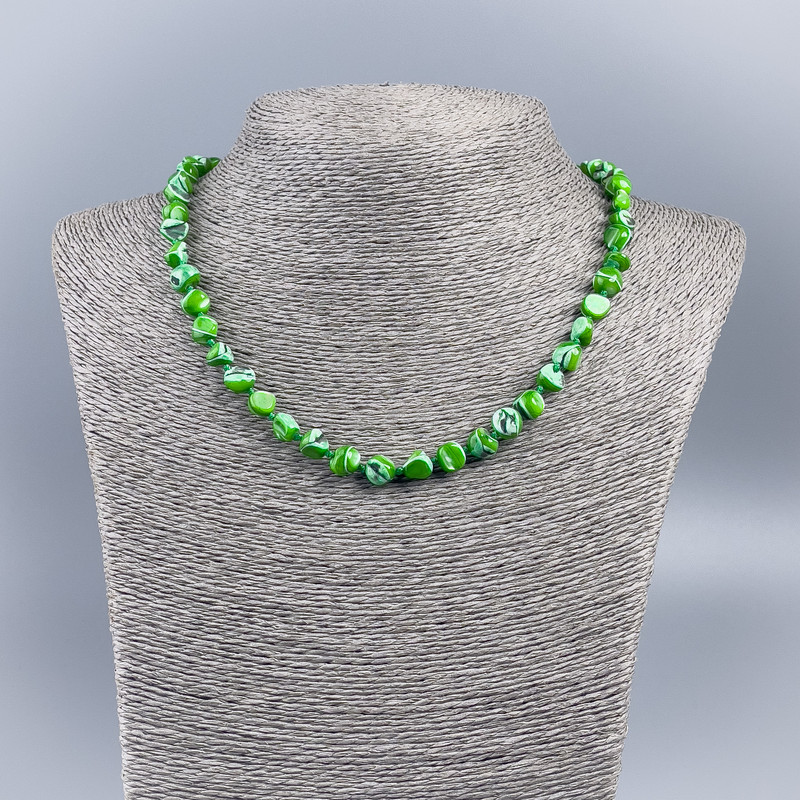 Colier din sidef natural verde nuanțat, mărgele rotunde, diametrul de aproximativ 8 mm, lungime aproximativă 48 cm