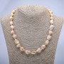 Colier din sidef natural bej, textură gravată, diametru 19x12 mm, lungime 45 cm