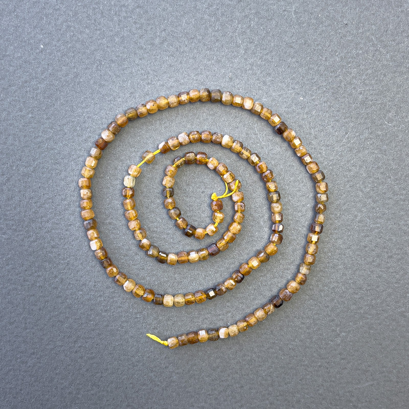 Mărgele pe șnur din hesonit (granat galben) piatră naturală cubică, diametru 3x3 mm +-, lungime 39 cm+