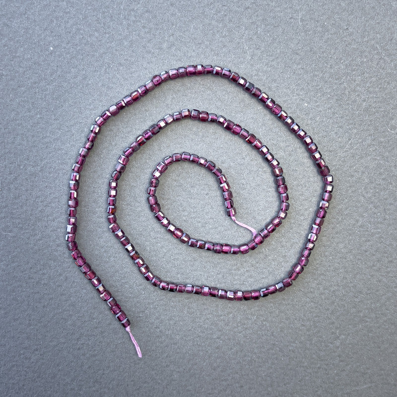 Mărgele pe șnur din turmalin, piatră naturală, cub, diametru 2,5×2,5 mm, lungime 39 cm