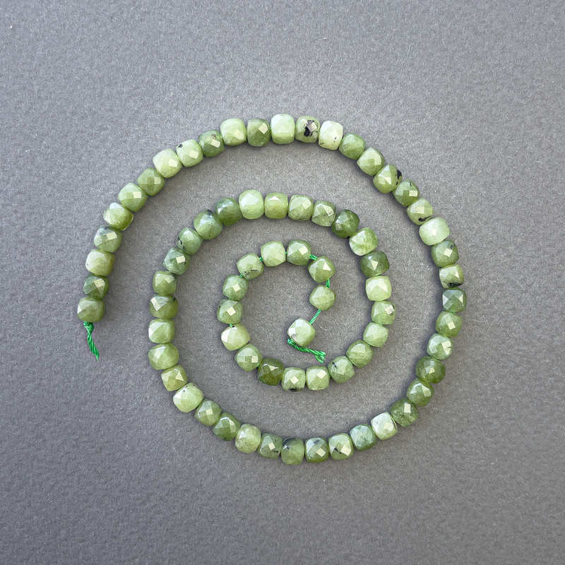 Mărgele din jadeit natural, cuburi facetate, diametrul 5×5 mm, lungimea 38 cm, pe șnur